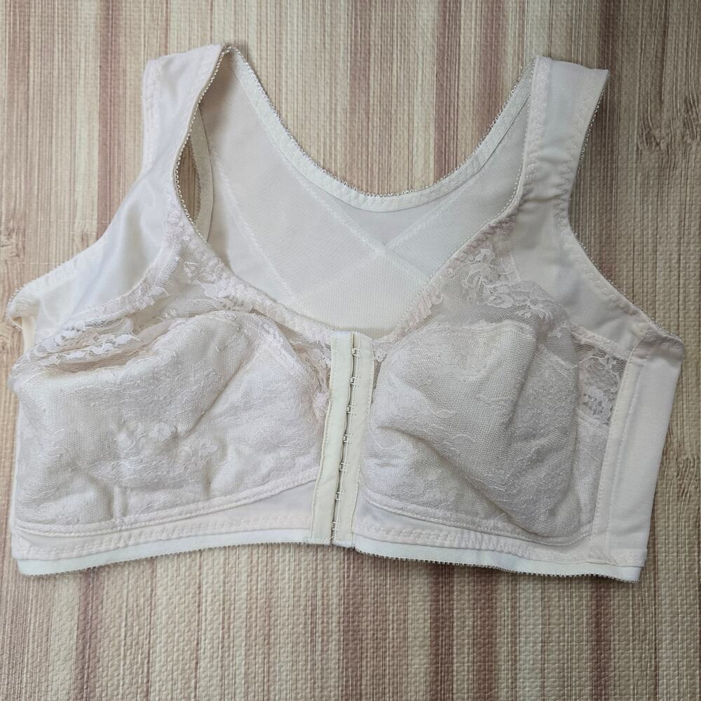 Vintage Venus Style 9605 Cream Front Latch Lace Lightly Padded Bra Size 38DD